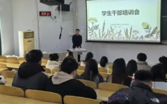 一手抓核心素质既让学生有接受智能时代