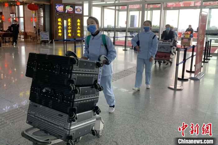 为助力江西医疗队“出征”支援武汉,南昌昌北国际机场开通绿色值机、安检通道,专用机位,候机区域,增加手推车等设施,力争为医疗队提供快速便捷服务。 连三思 摄  江西101名护理人员组成医疗护理队再次援鄂(图)