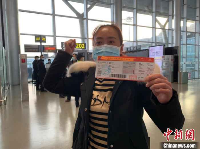 图为贵州省毕节市赫章县中医院张佳出发前为自己加油。袁超 摄 袁超 摄  “儿子,妈妈去帮武汉‘治病’,治好了你可以去武大了!”