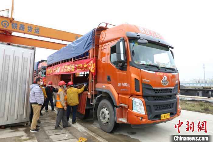 资料图:工人在搬运果蔬等物资 林浩 摄  湖北副省长:保障物资运输通畅 维持城市正常运行