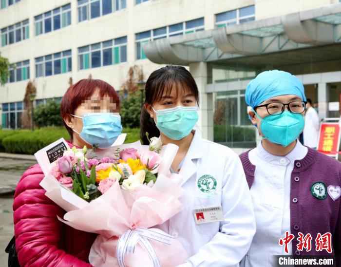 5名新冠肺炎患者2日在空军军医大学唐都医院治愈出院。唐都医院供图  空军军医大学唐都医院累计治愈新冠肺炎患者24人