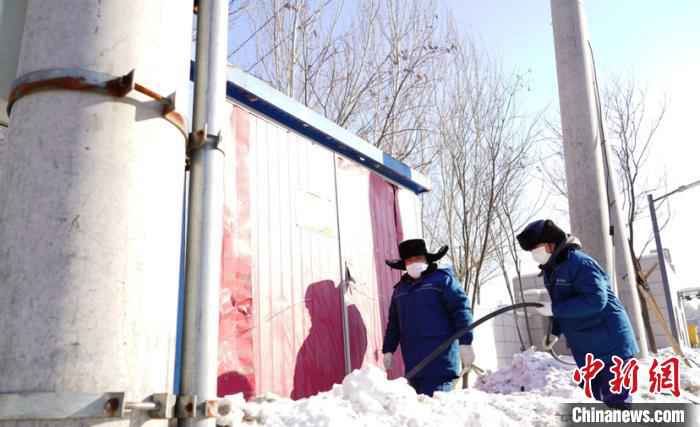 图为供电公司工作人员检查线路。(史轶夫摄) 史轶夫 摄  百人昼夜奋战 为龙江“小汤山”提供电力保障