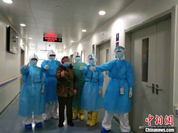 图为,病人出院时与山东大学齐鲁医院医护人员合影。山东大学齐鲁医院供图  山东支援湖北医疗队队员的“囧事”