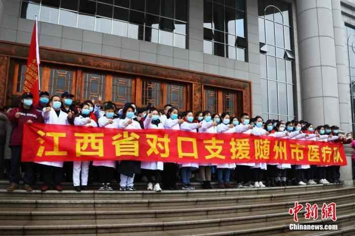 资料图:江西对口援助随州市的第二批医疗队。中新社记者 刘占昆 摄  新冠肺炎ICU病房医生:生死时刻,和患者几乎口鼻相对