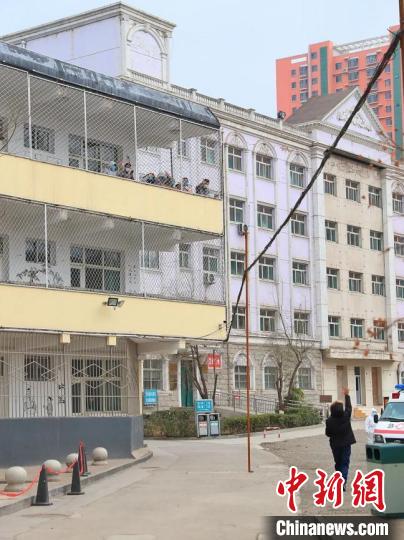 高某与医护人员挥手告别。 董浩 摄  山西长治新冠肺炎确诊患者全部出院 防疫工作不“清零”