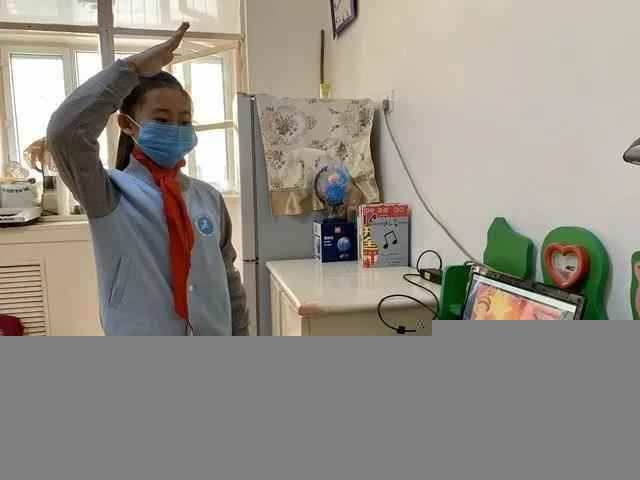 图为少先队员对着屏幕敬队礼。 李捷 摄  呼和浩特市“云开学”首日:学生满意家长放心