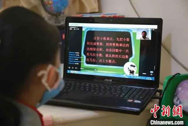 图为学生在“云开学”首日上课中。 李捷 摄  呼和浩特市“云开学”首日:学生满意家长放心