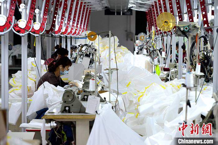 3月2日拍摄的福州一复工复产企业内景。据福建省卫生健康委员会通报，截至3月1日24时，福建省累计报告确诊病例296例，其中危重型1例、重型1例、死亡病例1例；累计治愈出院病例247例。目前，福建多地多措并举招用工。 /p中新社记者 王东明 摄