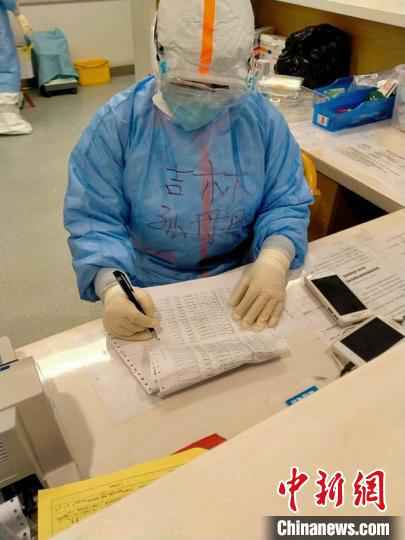 孙丹丹在工作。孙丹丹供图  吉林护士“话聊”显成效:让病房中充满生的希望