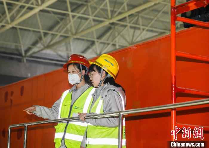 周菂与同事 张卉 摄  95后“空姐”大山深处开桥机