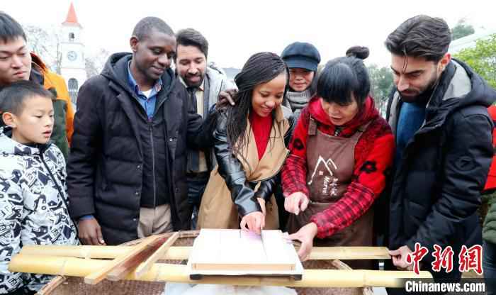 外国友人体验制作礼糕 谢尚国 摄  小镇传年俗文化节:新老“混搭”中探寻别样“年味”