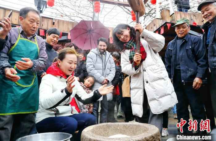 传统年俗打年糕 谢尚国 摄  小镇传年俗文化节:新老“混搭”中探寻别样“年味”