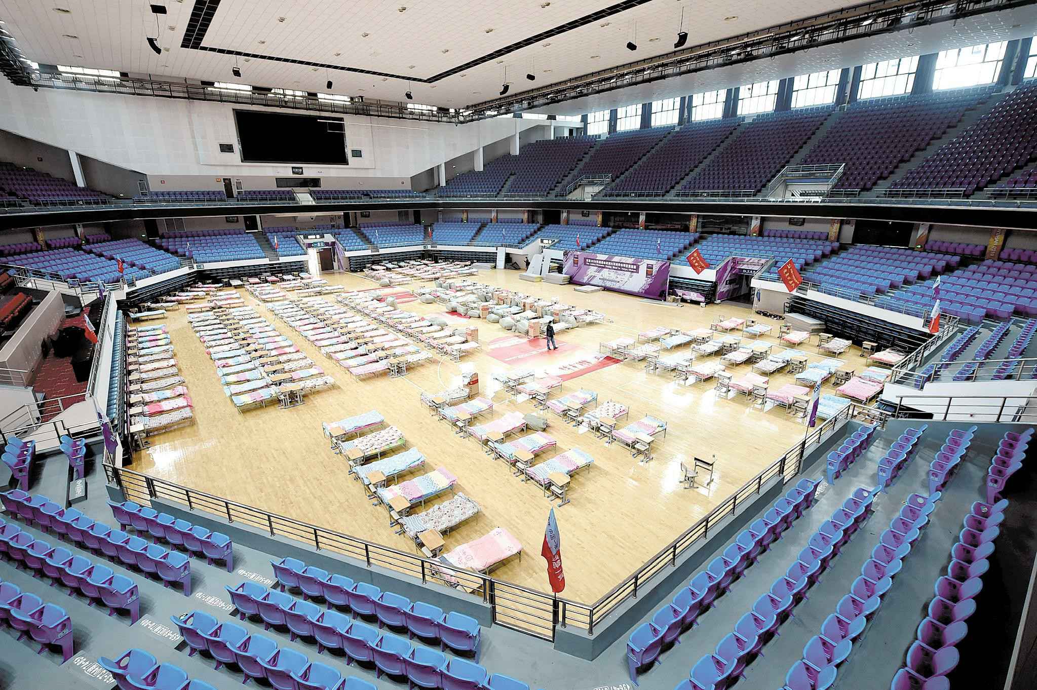 连夜搭建的洪山体育馆“方舱医院”。 （湖北日报全媒记者 李溪 摄）