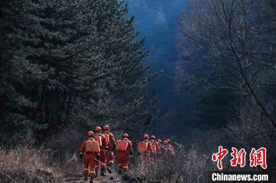 经过连续奋战,截至24日7时,榆社“3.17”森林火灾火场明火全部扑灭,已进入清理和看守火场阶段。 武俊杰 摄  山西榆社森林火灾明火全部扑灭 灾后调查评估工作组成立