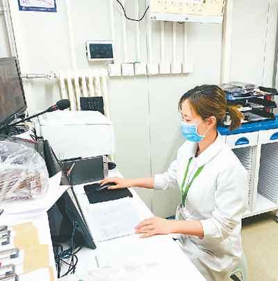 图为医疗队员在调试设备。北京天坛医院供图  时隔十七载 再战小汤山