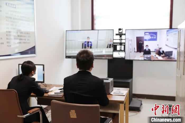 在疫情防控的关键时期,为保障检察工作依法正常开展,山西检方通过远程提讯办案。山西省人民检察院供图  山西检方通过远程提讯助力检察办案 实现办案防疫两不误