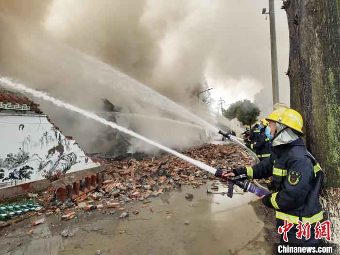 图为火灾现场。嘉兴消防提供  浙江嘉兴一纺织厂发生大火 消防出动100多人赴现场救援