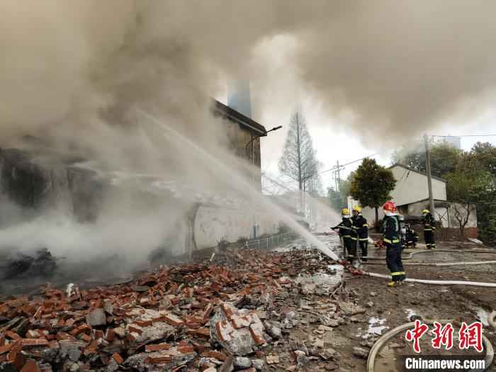 图为火灾现场。嘉兴消防提供  浙江嘉兴一纺织厂发生大火 消防出动100多人赴现场救援