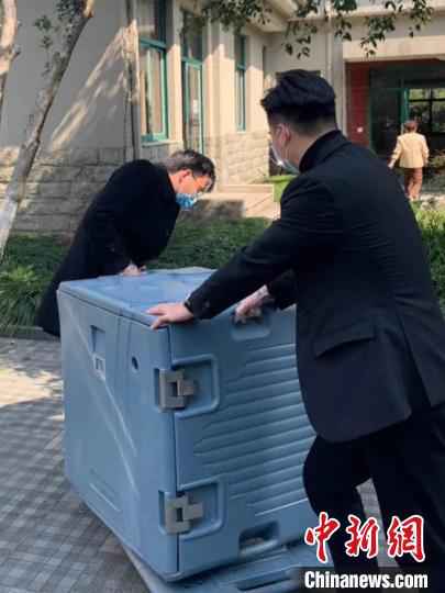 工作人员送外卖。浙宾提供  浙江宾馆复工记:限量版肉包走红 力推“无接触”服务