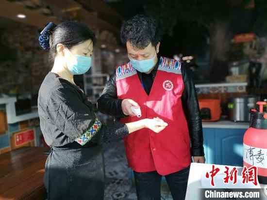 陈真给员工测量体温。 叶翠 摄  放弃“宅”生活 新疆餐厅老板为一线防疫人员当起“送餐员”