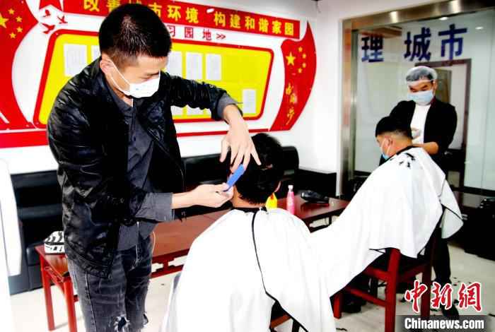 爱心理发师为一线抗“疫”人员义剪 宋俊初 摄  湖北孝昌:爱心理发师为一线抗“疫”人员义剪
