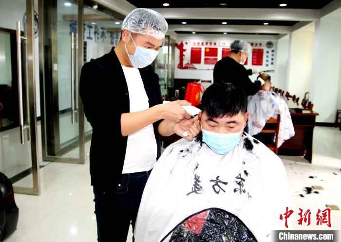 爱心理发师为一线抗“疫”人员义剪 宋俊初 摄  湖北孝昌:爱心理发师为一线抗“疫”人员义剪