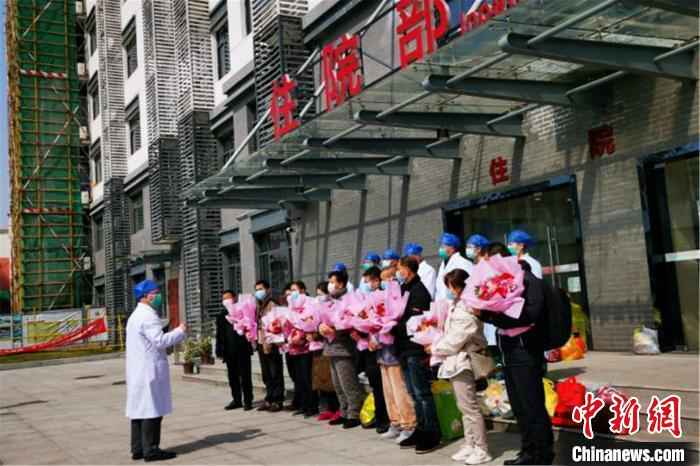 经过一段时间的治疗,11名新冠患者从江西中医药大学附属医院抚生院区治愈出院。(资料图) 姜涛 摄  江西累计治愈出院病例850例 87个县市区疫情风险低