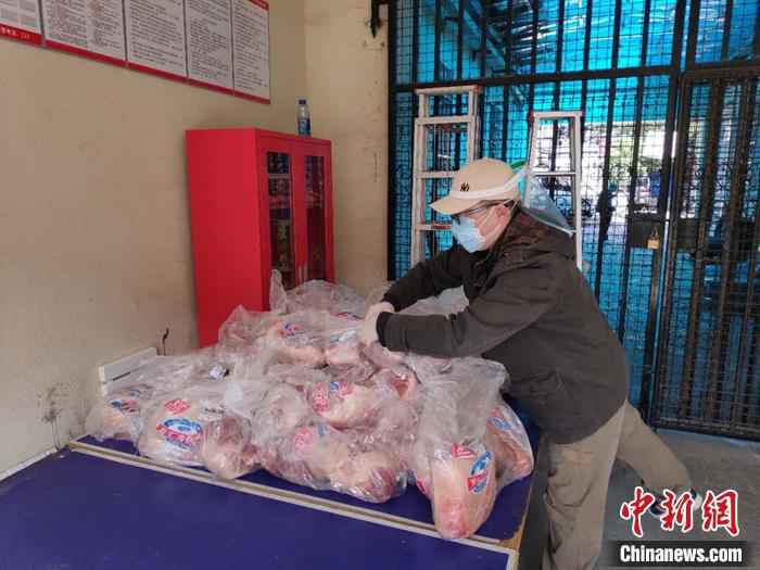 庄源把送到的冷鲜肉放好,准备发放。受访者供图  下沉到社区的武汉木偶剧演员:工作中也曾被误解