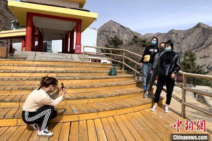 游客在景区内拍照留念。 李佩珊 摄  贺兰山间春风起 游客理性踏青游