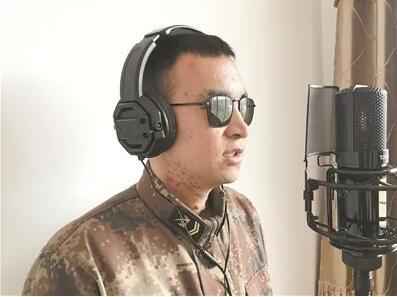 上图:杜富国正在进行播音录制。张 鹏摄   用声音传递力量!“播音员杜富国”上线啦