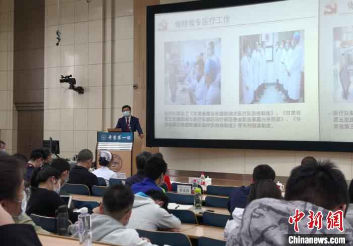 图为兰州大学第二医院院长王琛讲战“疫”故事。 刘玉桃 摄  兰大开学第一课:“逆行者”讲述战“疫”故事与君共勉