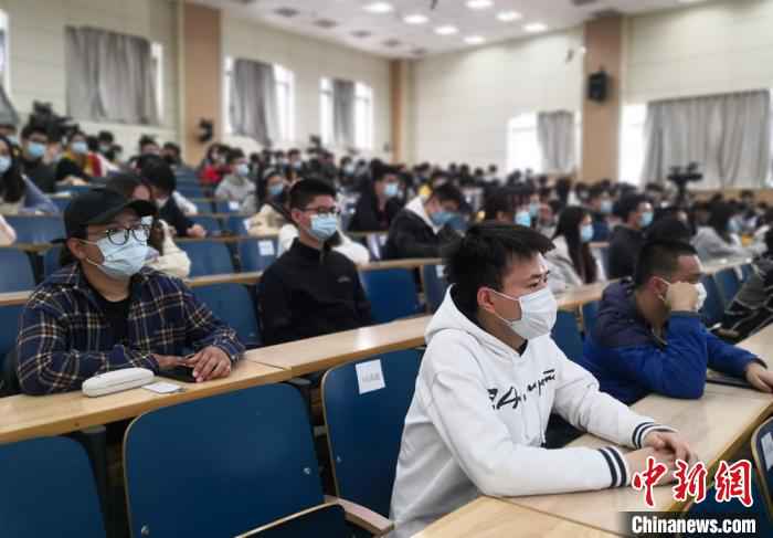 图为兰州大学学子聆听驰援武汉医护人员代表讲战“疫”故事。 刘玉桃 摄  兰大开学第一课:“逆行者”讲述战“疫”故事与君共勉