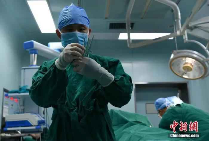 资料图:一男护士清点手术工具。翟羽佳 摄  天使,节日快乐!