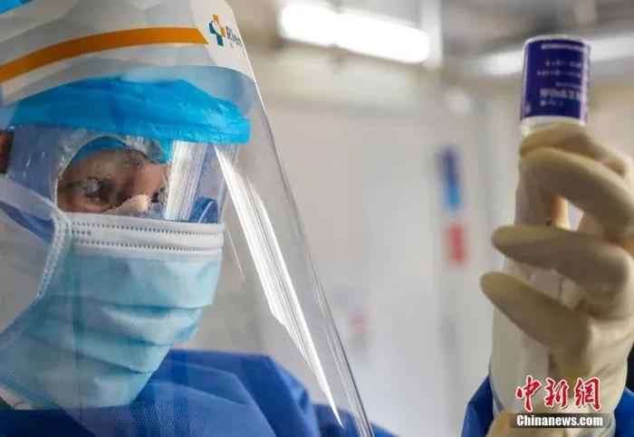 资料图:火神山医院感染二科一病区的隔离病房内护士长胡晶在工作中。中新社记者 张畅 摄  天使,节日快乐!