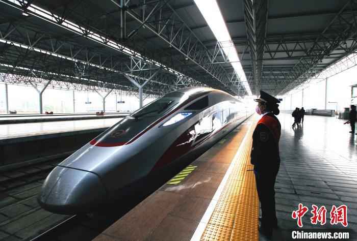 湖北宜昌东站发出首趟复工专列 刘良伟 摄  湖北宜昌发出首趟复工专列 “点对点”闭环输送务工人员