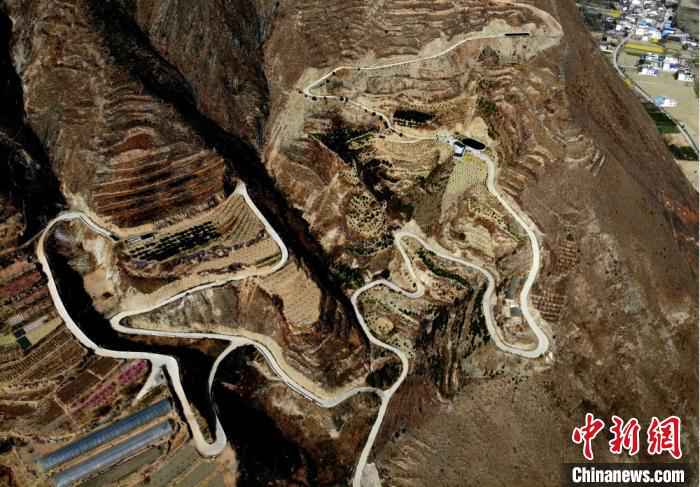 受益于国家精准扶贫政策,甘肃陇南深山区的水泥路渐渐多了,也才得以和外界多了交流。图为航拍文县境内弯弯曲曲的山路。 李亚龙 摄  甘肃文县“聋山”渐通途 高山居民拓荒地里种药材